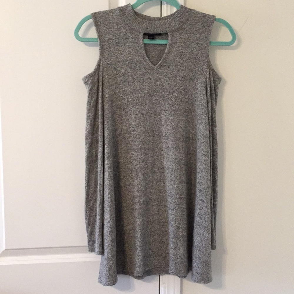 5 for $25 🦚 Open shoulder top